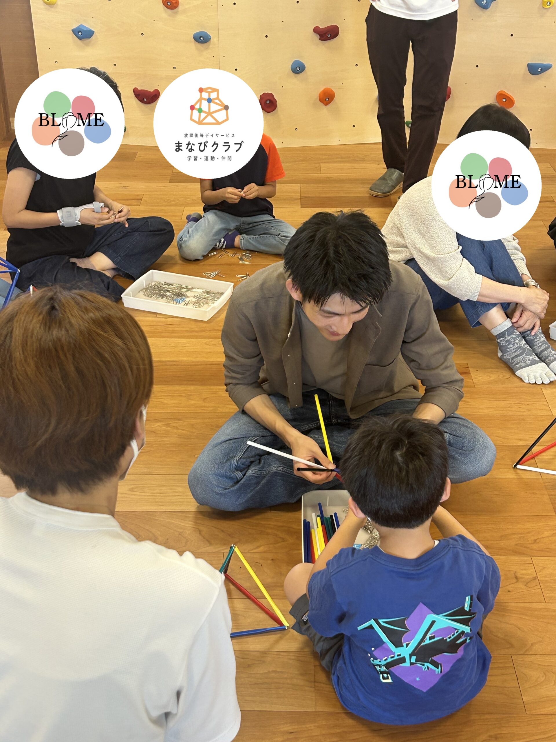 学生と一緒に作品づくりをする様子