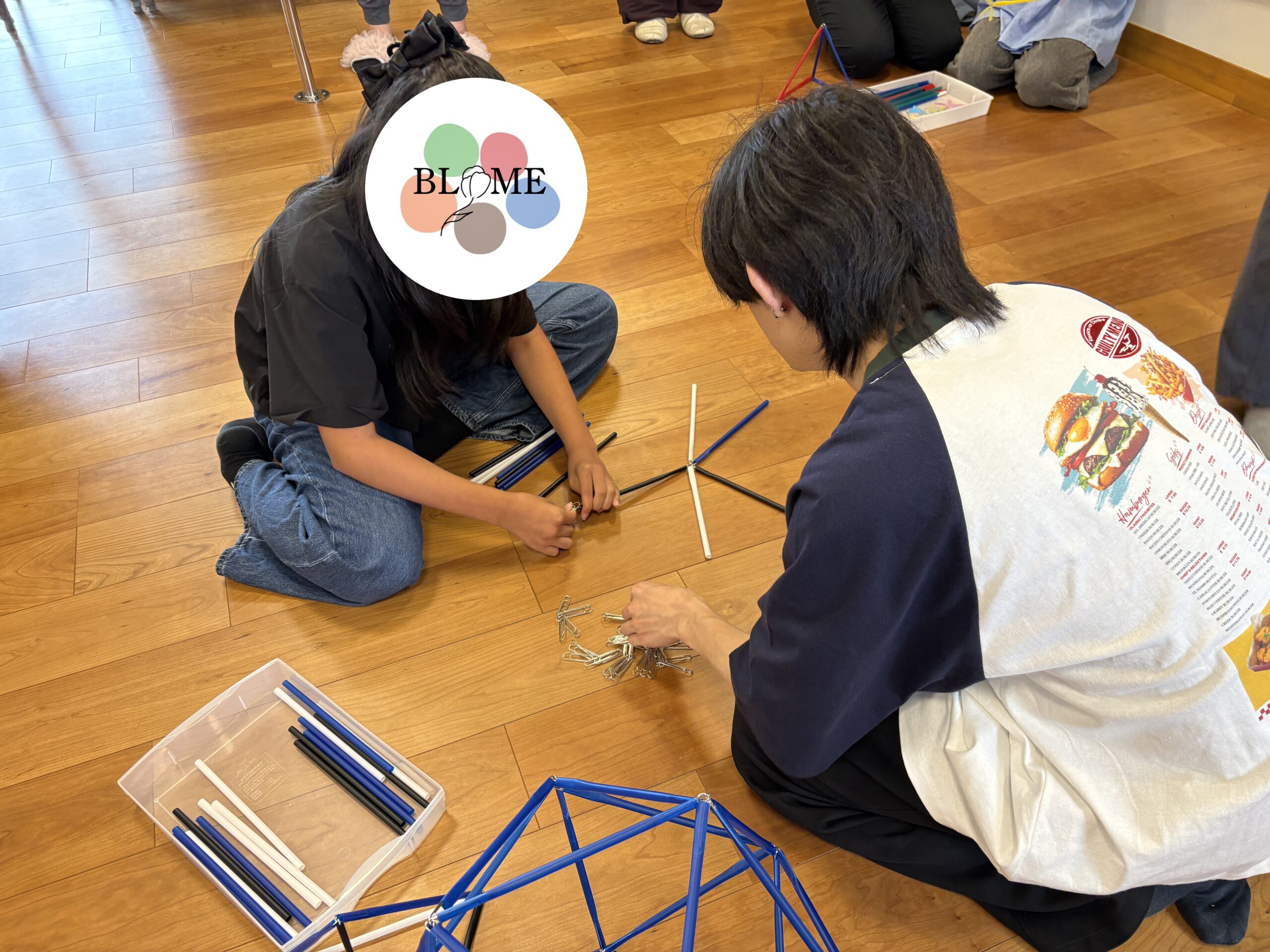 ストローとジョイントで組み立てる様子